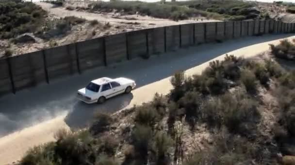 Un coche baja — Vídeo de stock