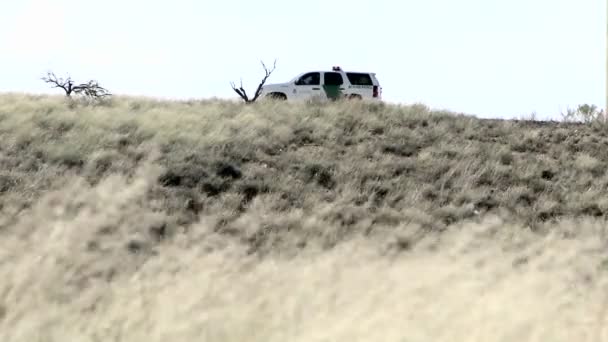 Un coche se sienta en una colina — Vídeo de stock