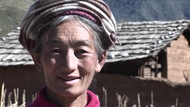 Ένα χαμόγελο πρόσωπο φυλών χαμόγελα — Αρχείο Βίντεο