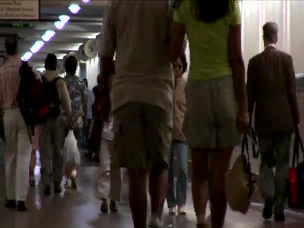 Multitudes caminando en una estación de metro — Vídeos de Stock