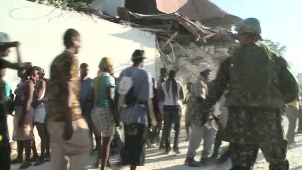 Lunghe file di rifugiati attendono per le strade di Haiti — Video Stock