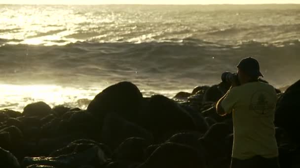 Een fotograaf volgt grote golven als ze kam en breken in slow motion. — Stockvideo