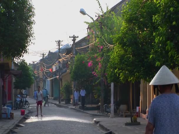 V malé ulici v odlehlé vesnici ve Vietnamu — Stock video