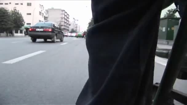 Homme pédalant un pousse-pousse dans les rues — Video