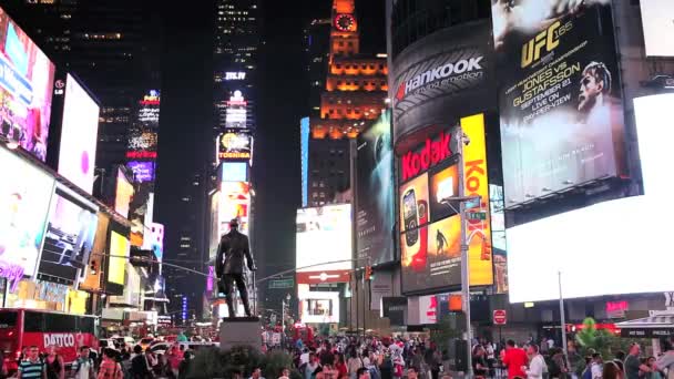 Times Square in de nacht verlicht — Stockvideo