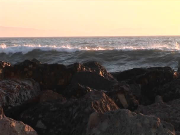 Oceaan golven crash in rotsen — Stockvideo