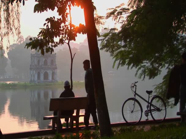 Ludzie siedzą w parku w Hanoi — Wideo stockowe