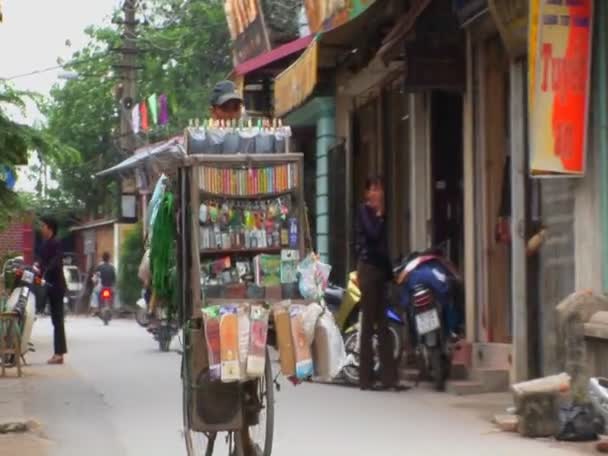Um homem pedala uma bicicleta carregada de remédios — Vídeo de Stock