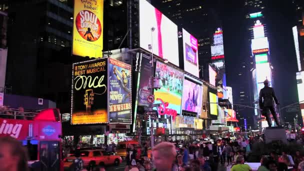 Times Square που φωτίζεται τη νύχτα — Αρχείο Βίντεο