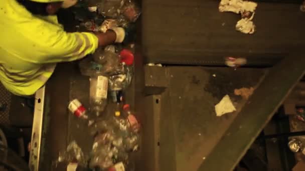 Εργαζόμενος ταξινομεί σκουπίδια — Αρχείο Βίντεο