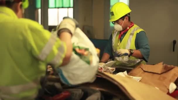 Werknemers in een recycling centrum — Stockvideo