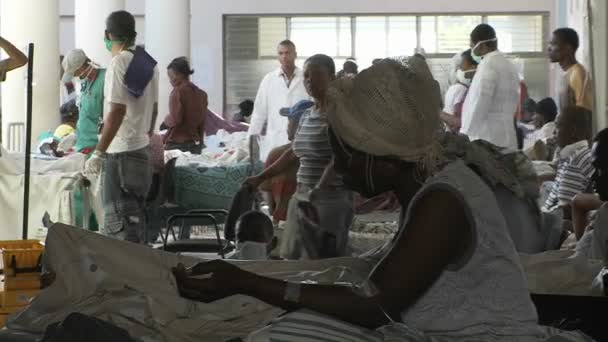 Víctimas heridas del terremoto esperan afuera tratamiento médico — Vídeo de stock