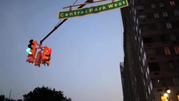 Assinar lendo Central Park West para um cruzamento movimentado em Nova York — Vídeo de Stock