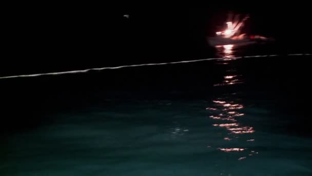 Een vissersboot heeft uiteengezet netten in het water — Stockvideo
