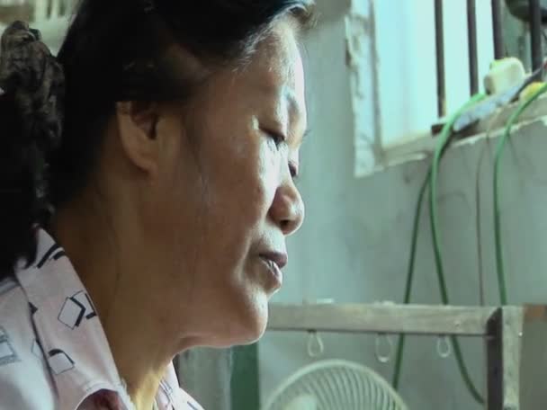 Woman working on a loom in a factory — Stock Video