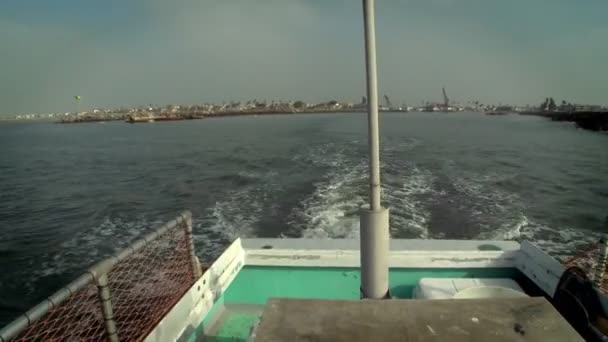 Ein Boot segelt vom Ufer weg — Stockvideo