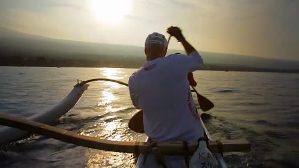 Kayaks mendayung menuju matahari terbenam — Stok Video