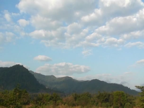 Molnen passera över en bergig region — Stockvideo