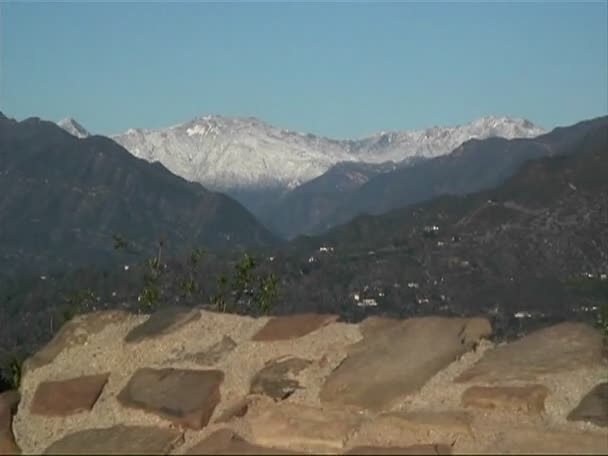 Ένα χάρτη της κοιλάδας Ojai κάθεται στην κορυφή ενός βουνού — Αρχείο Βίντεο