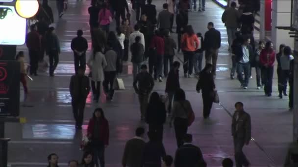 Shopping noturno com muitos pedestres em Pequim — Vídeo de Stock