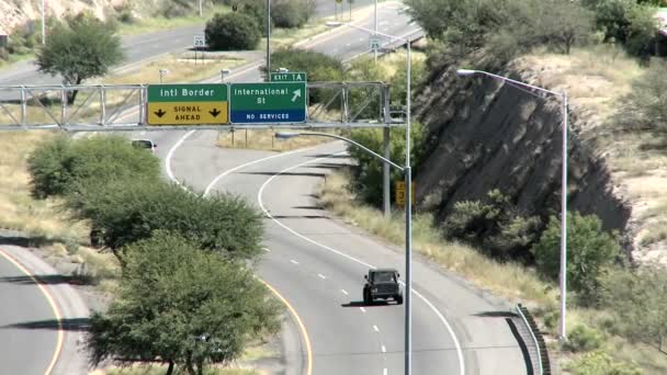 Vehículos viajan por una carretera — Vídeo de stock