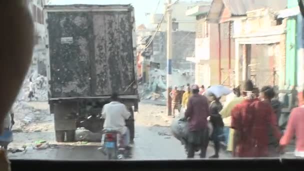 Auto rijden door de ruïnes van de aardbeving in Haïti — Stockvideo