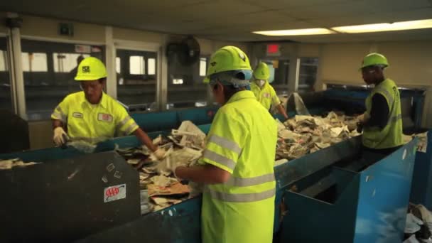 Trabajadores en un centro de reciclaje — Vídeo de stock