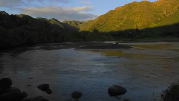 Тропическая лагуна на восходе солнца — стоковое видео
