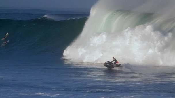 Um esquiador a jato enfrenta ondas enormes — Vídeo de Stock