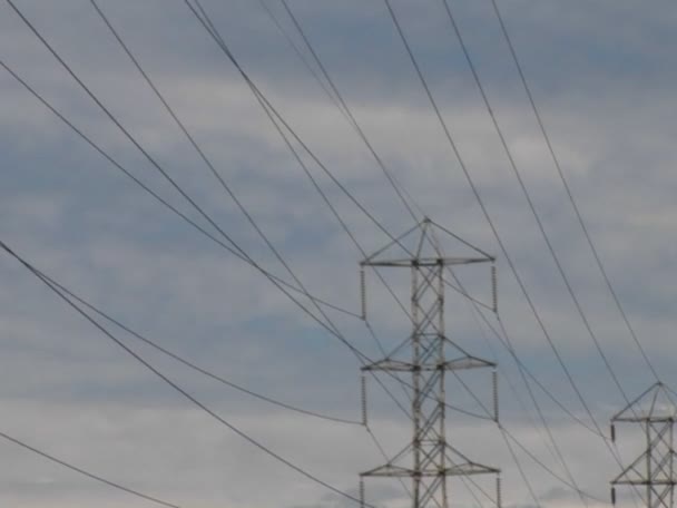 Stromkabel werden von Türmen gehalten — Stockvideo