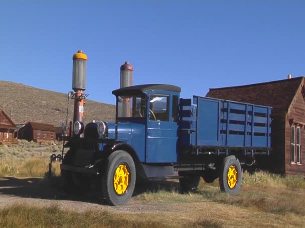 Старый заброшенный грузовик на заправке — стоковое видео