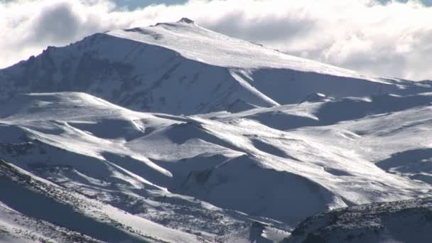 Pokryta śniegiem góra — Wideo stockowe