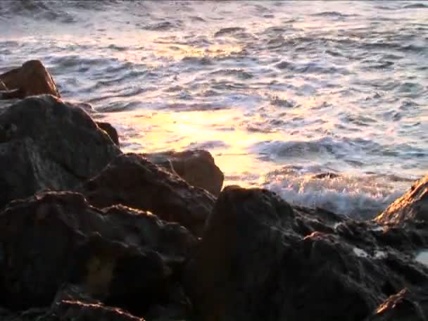 Las olas del océano chocan contra rocas — Vídeos de Stock