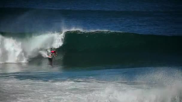 Meerdere surfers rijden golven — Stockvideo