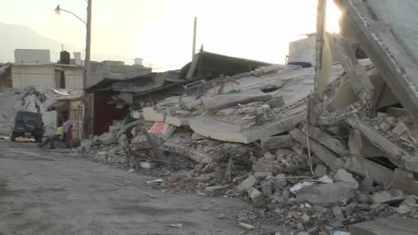 Cumuli di macerie costeggiano le strade — Video Stock