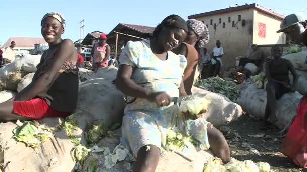 Poor Haitians live on the streets of Haiti — Stock Video