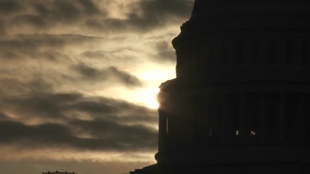 Здание Капитолия в Вашингтоне в сумерках — стоковое видео