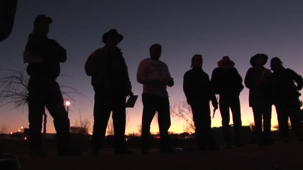 Los hombres están de pie alrededor sosteniendo papeles y esperando — Vídeo de stock