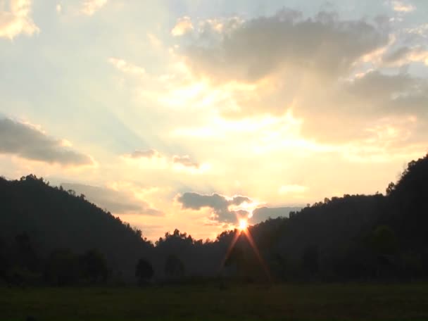 Die Sonne geht über den Bergen auf — Stockvideo