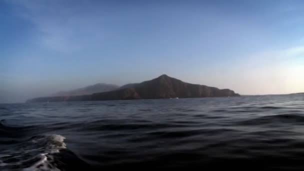 A hajó vitorlák segítségével a víz — Stock videók
