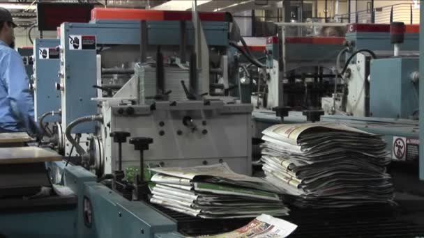Работа с печатными машинами — стоковое видео