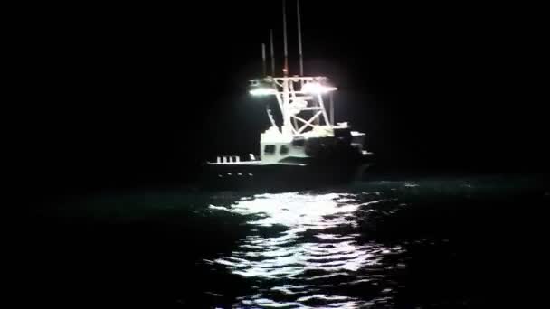 Um barco senta-se na água à noite — Vídeo de Stock