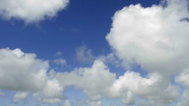 Wolken tegen hemel vooruit — Stockvideo