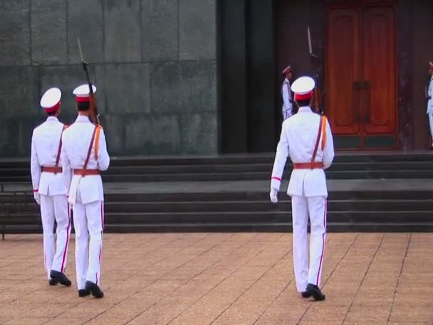 Vietnamees bewakers lopen voor het graf van Ho Chi Minh — Stockvideo