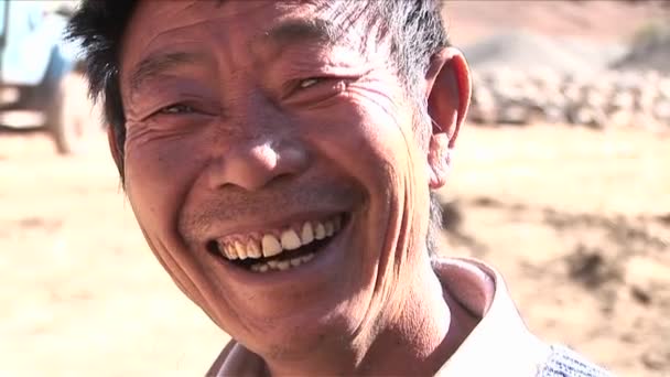Un hombre asiático feliz sonríe — Vídeos de Stock