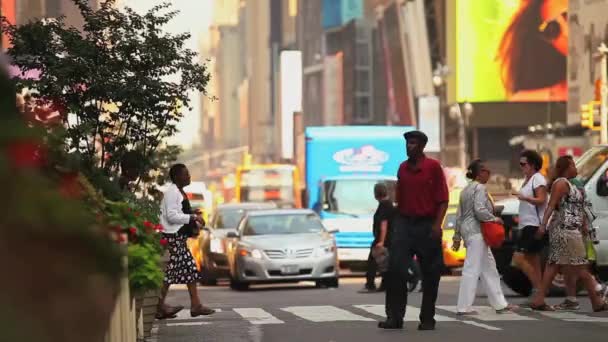 Os pedestres passam na rua em Nova Iorque — Vídeo de Stock