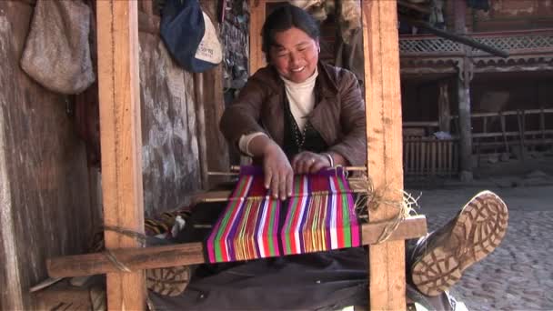 Una mujer opera un telar básico — Vídeo de stock