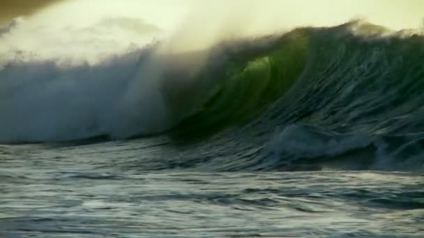 Большие волны по мере того, как они гребют и ломаются — стоковое видео