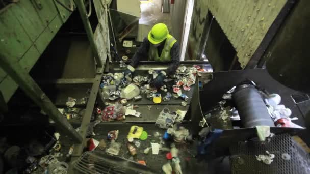 Εργαζόμενος ταξινομεί σκουπίδια — Αρχείο Βίντεο