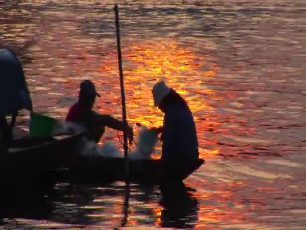 Pescadores vietnamitas salen en canoa — Vídeos de Stock